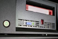 Ordinateur Serveur mainframe et lecteur de bande dans un centre de données